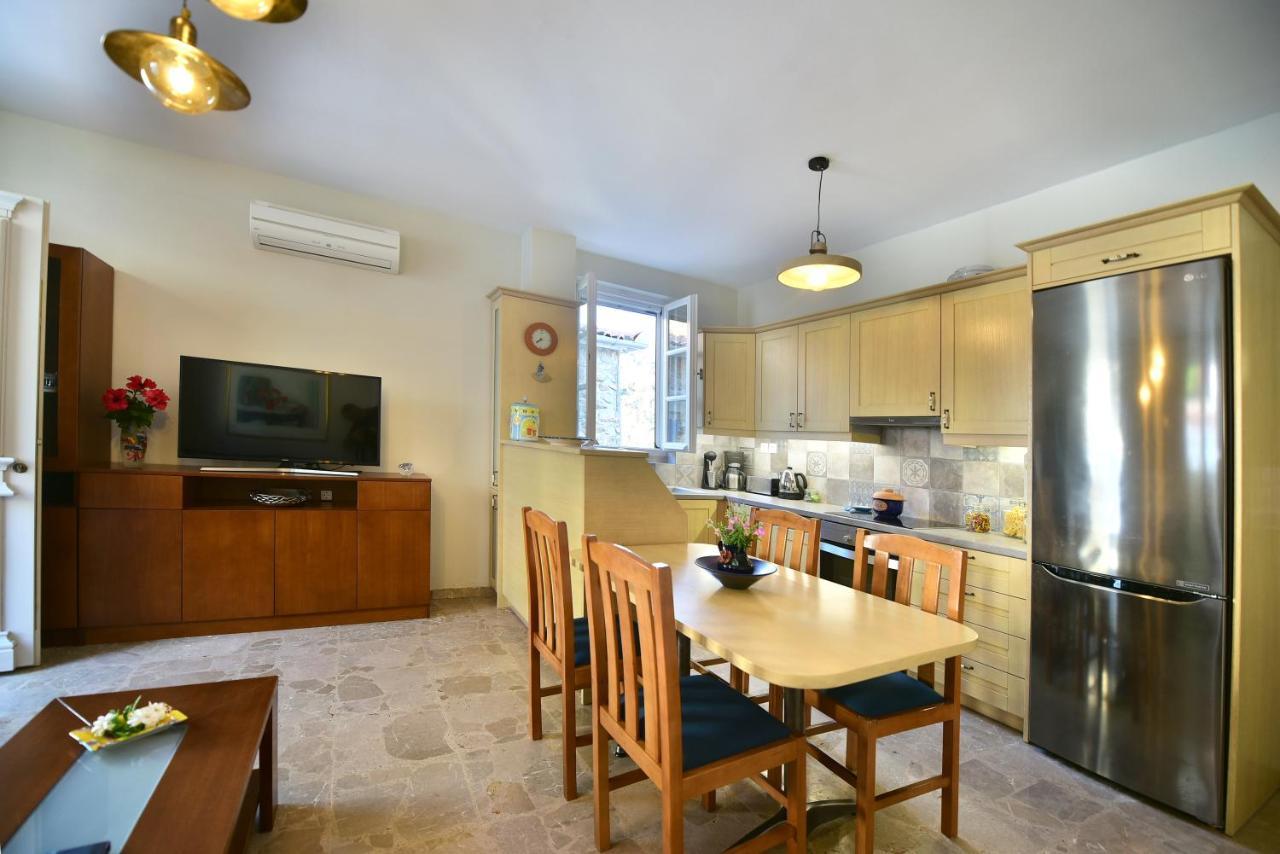 Feel At Home - Family House In Hydra エクステリア 写真